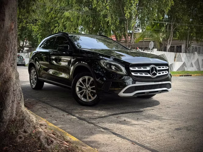 MERCEDES GLA
