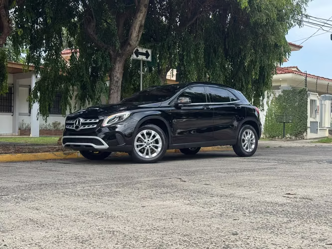 MERCEDES GLA