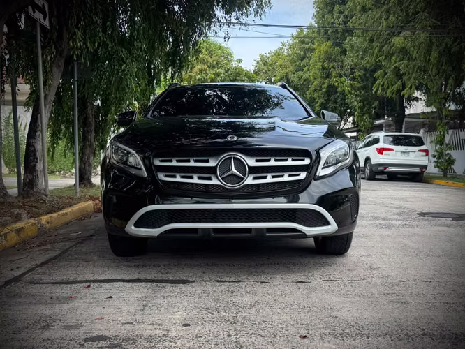 MERCEDES GLA