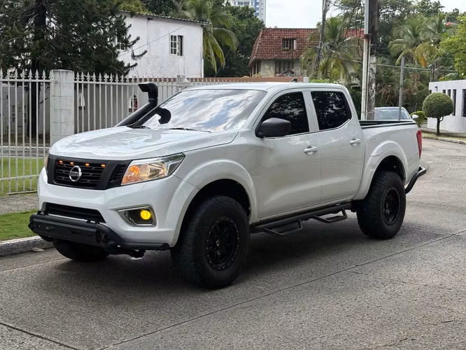 Nissan NP300 Manual 4x4 Full Extras Año 2019