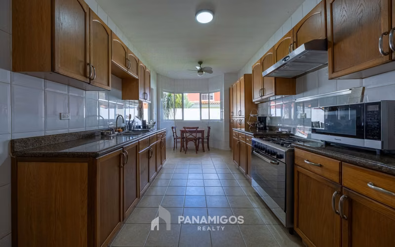 Casa amplia en venta en PH Palmeras del Este- Costa del Este - Imagen 2