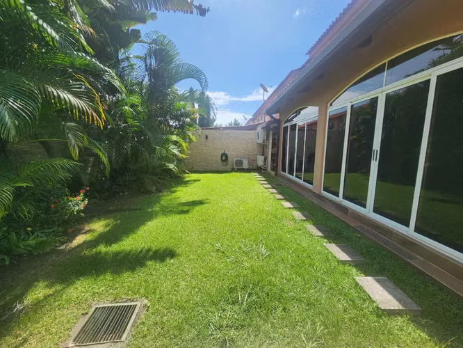 Venta Casa de Esquina en PH Versalles Ciudad de Panamá - LH