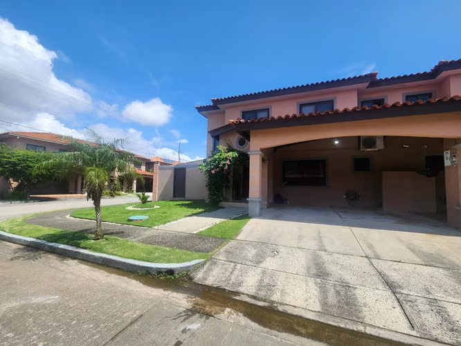 Venta Casa de Esquina en PH Versalles Ciudad de Panamá - LH