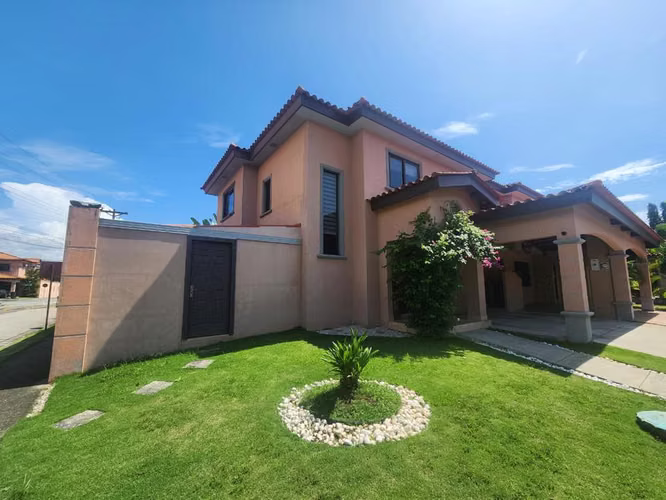Venta Casa de Esquina en PH Versalles Ciudad de Panamá - LH