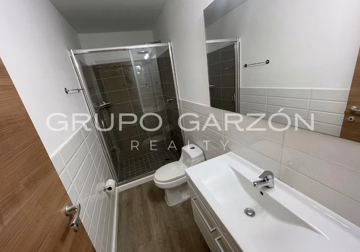 Se alquila apartamento en PH Venezia Tower (con 2 estacionamientos en El Carmen) - Imagen 9