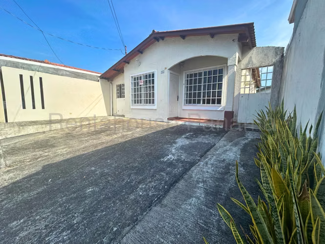 Casa en Venta en Tocumen. 26-2092.