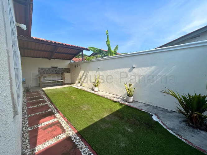 Casa en Venta en Tocumen. 26-2092.
