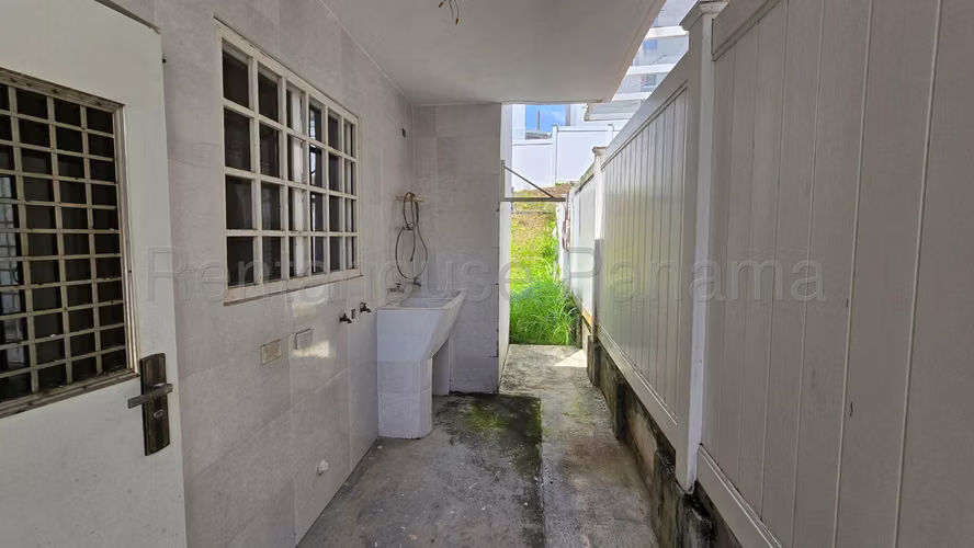 Se Alquila Casa en Brisas Del Golf EH