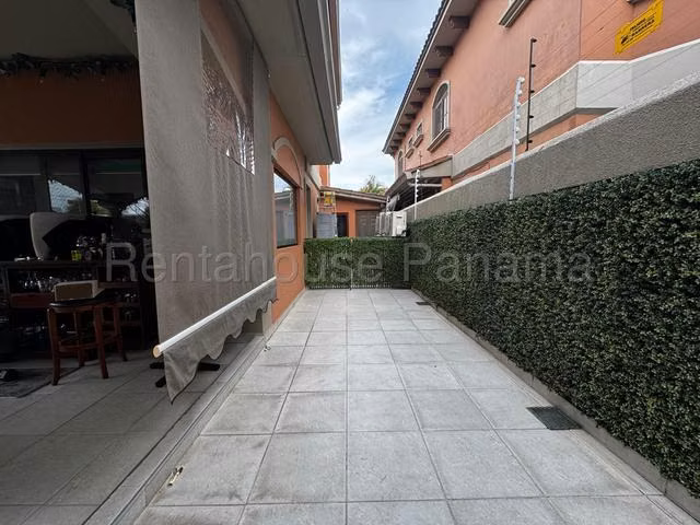 Venta de Casa Duplex en El Doral, calle costa sur