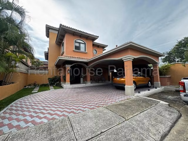 Venta de Casa Duplex en El Doral, calle costa sur