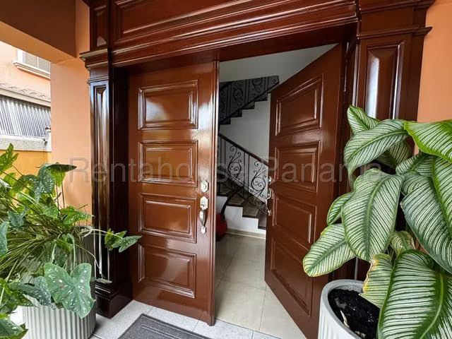 Venta de Casa Duplex en El Doral, calle costa sur
