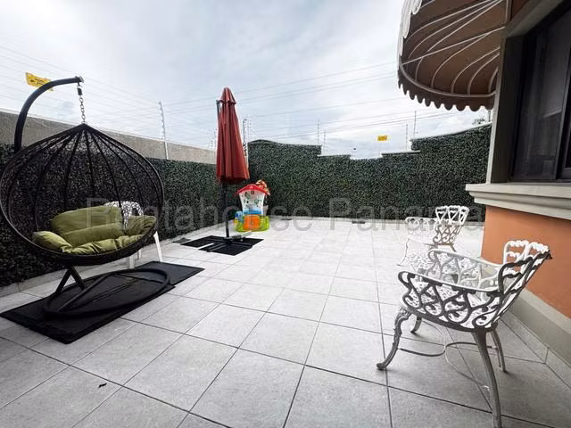 Venta de Casa Duplex en El Doral, calle costa sur