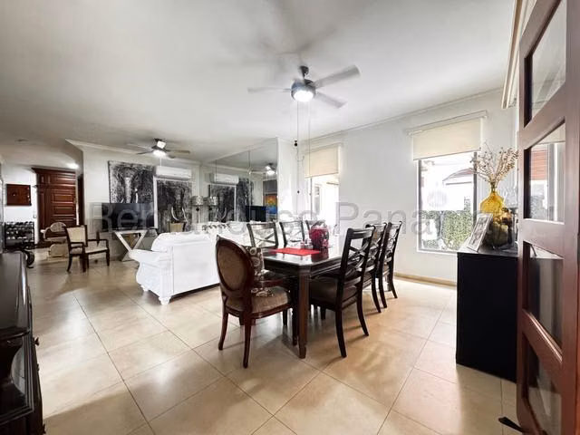 Venta de Casa Duplex en El Doral, calle costa sur