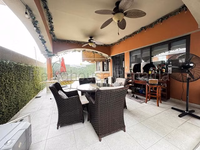 Venta de Casa Duplex en El Doral, calle costa sur