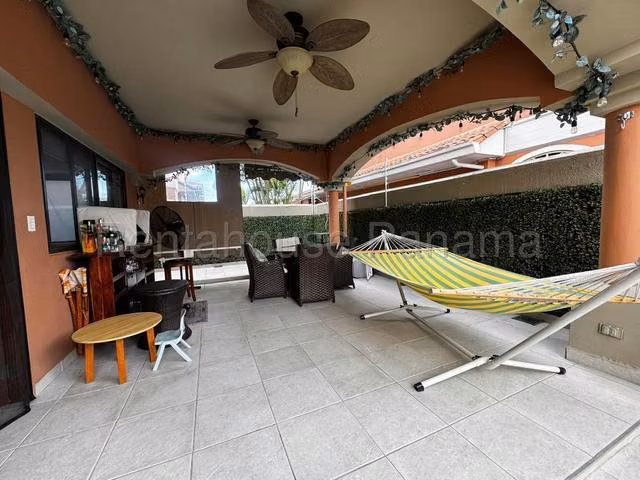 Venta de Casa Duplex en El Doral, calle costa sur