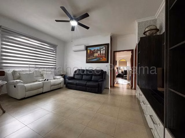Venta de Casa Duplex en El Doral, calle costa sur