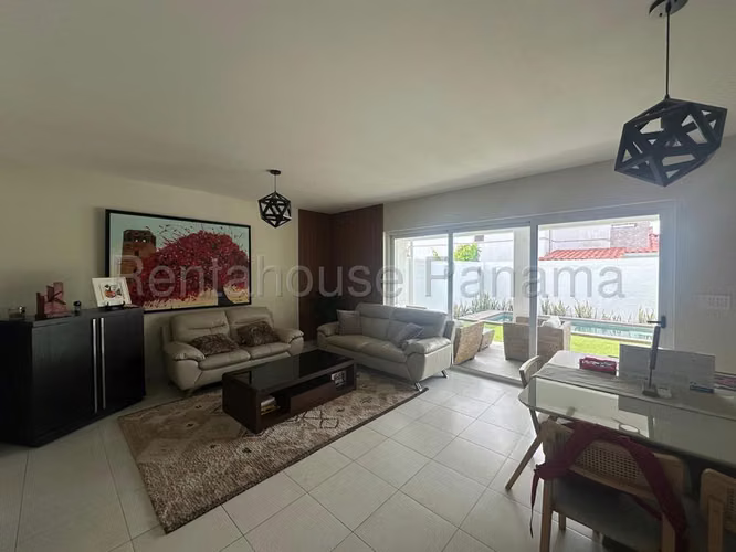  Casa Elegante con Piscina Privada en Quintas de Versalles | GC