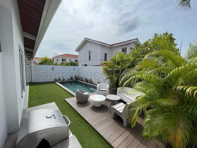  Casa Elegante con Piscina Privada en Quintas de Versalles | GC