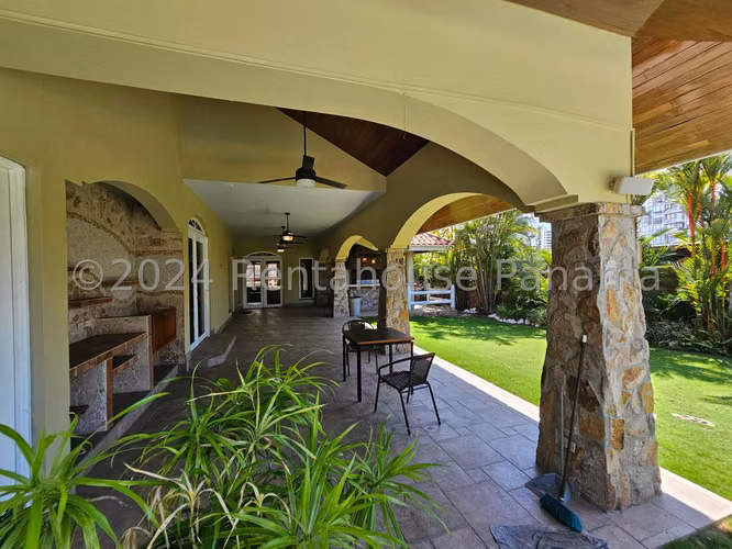 Vendo Casa en Altos del Golf LC26-2466