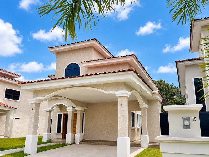 Venta de Casa en Clayton, Residencial Clayton Village, 352m² de construcción y 529m2 de terreno - Imagen 2