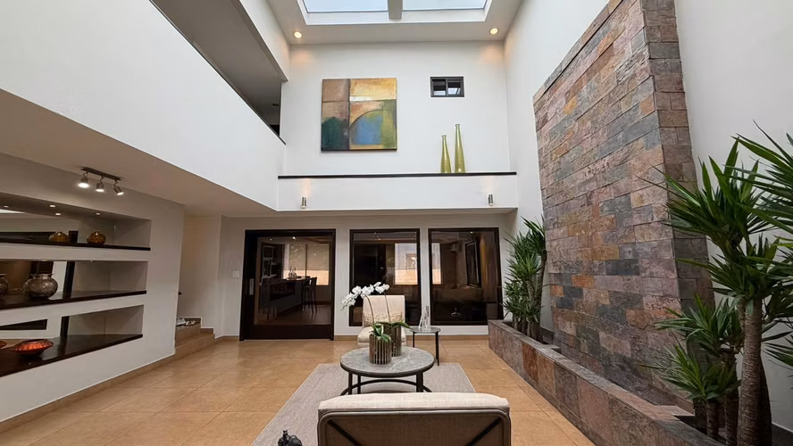 Venta de casa remodelada, complejo privado La Manzana de Obarrio