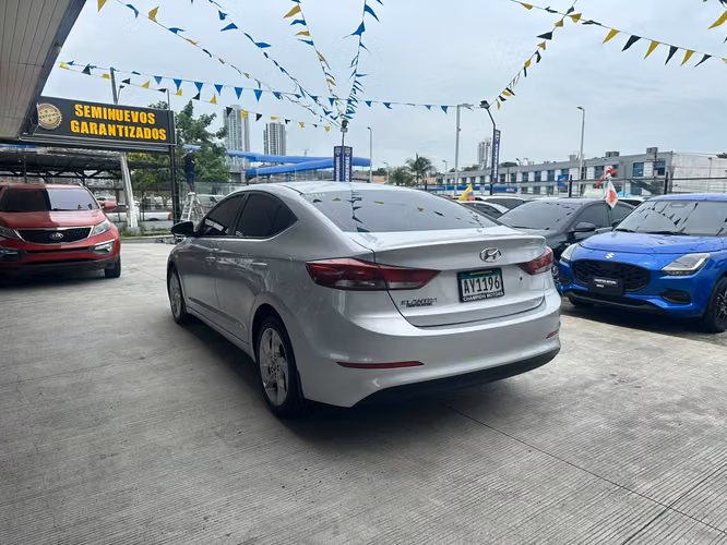 Hyundai Elantra 2017 - Imagen 6
