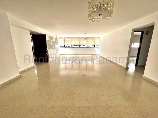 Se alquila apartamento de 152mts en Marbella
