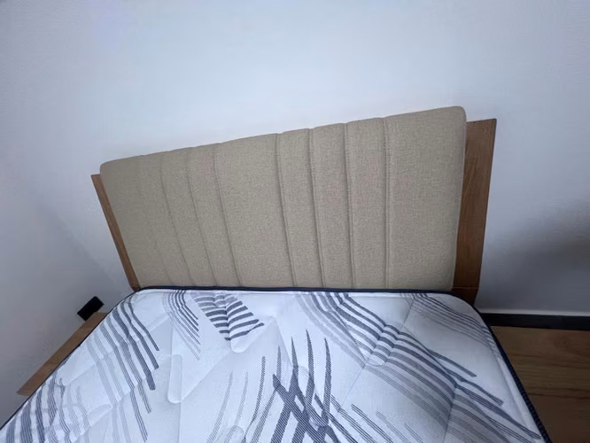Remate, cama con cabecera, colchon y mesas de noche