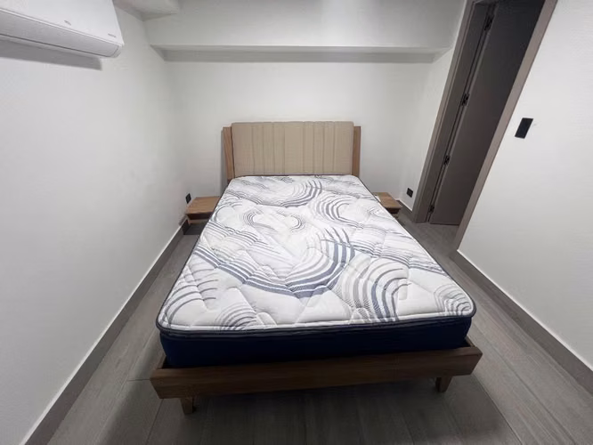 Remate, cama con cabecera, colchon y mesas de noche - Imagen 6