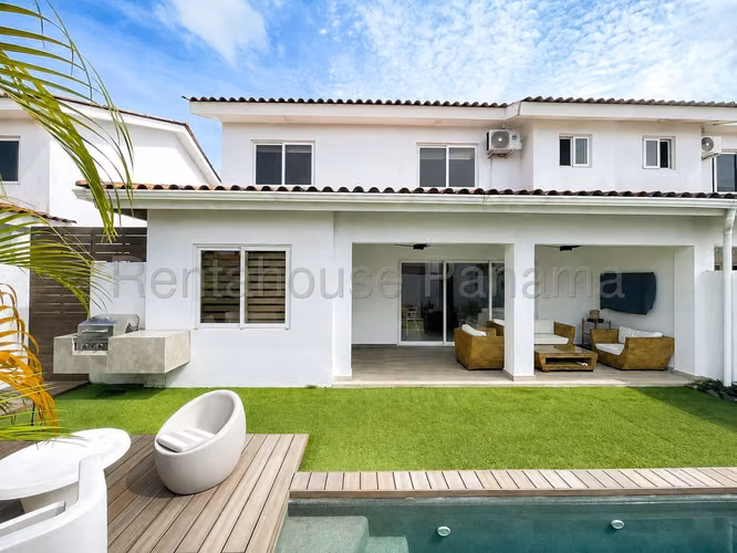 Hermosa Casa Remodelada en Quinta de Versalles - Costa Sur 27YCG1898