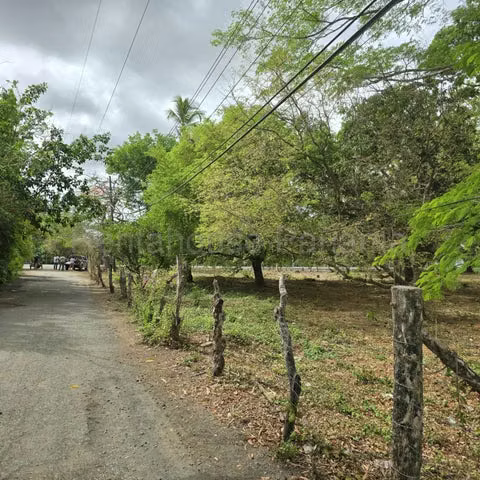 Venta de centrico terreno via Macaracas, Los Santos