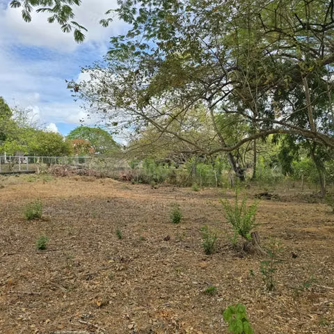 Venta de centrico terreno via Macaracas, Los Santos