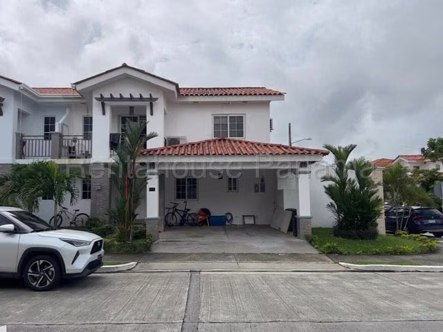 Venta de Casa esquina  Quintas de Versalles - Imagen 2