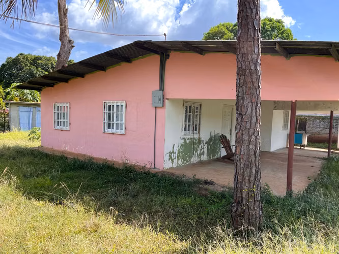 Sale of land with house 5 minutes from the River Utive