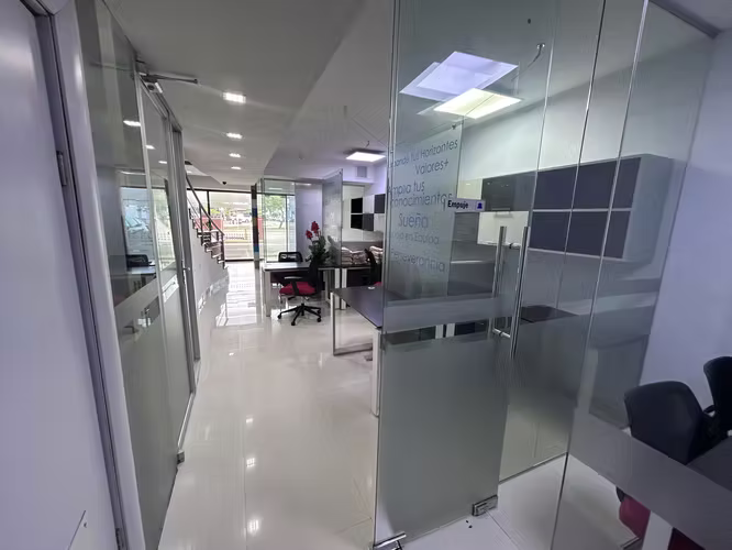 Alquilo local comercial /oficina sobre Tumba Muerto