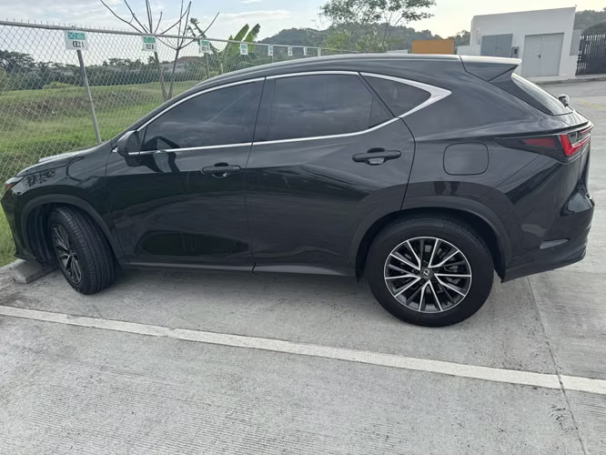 SUV LEXUS con 3 años de mantenimiento gratis