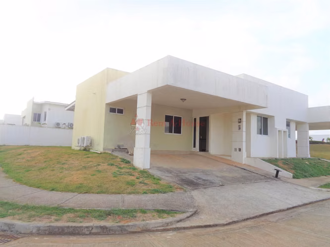 HOUSE FOR SALE IN CHORRERA DDB27-974