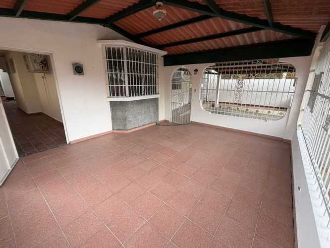 ¡Tu casa ideal en Villa Lucre! Súper céntrica, bella y lista para ti.