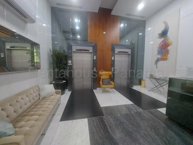 Se Alquila Apartamento en Via España YDU