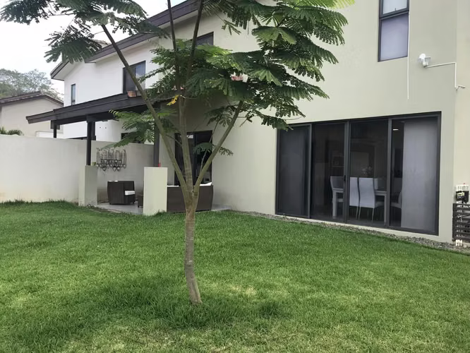 Hermosa Casa en Esquina con Amplio Jardín en Panama Pacifico 25*2828Mfk - Imagen 10