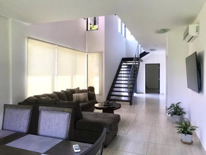 Hermosa Casa en Esquina con Amplio Jardín en Panama Pacifico 25*2828Mfk - Imagen 3