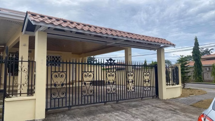 Se alquila amplia casa David  sin muebles 1.300