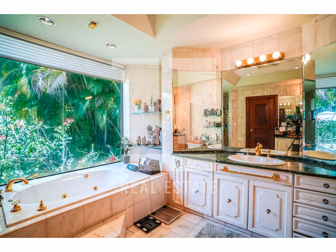 Se Vende Casa en Altos del Golf