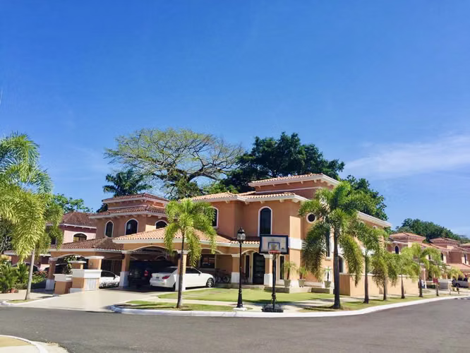 CLAYTON VILLAGE 4 Recámaras y una Vida Alrededor de la Piscina