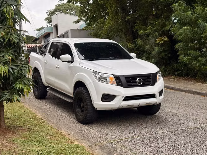 Nissan Frontier NP300 Manual 4x4 Año 2019 - Imagen 2