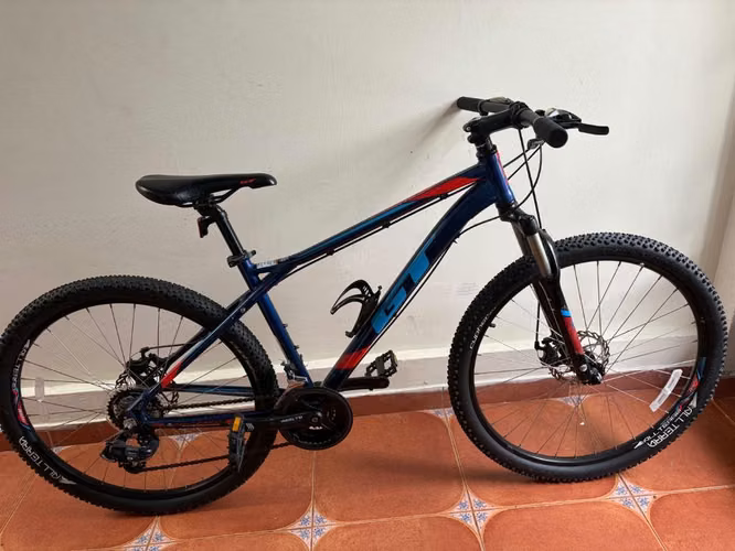 2 bicicletas de montaña GT por $250