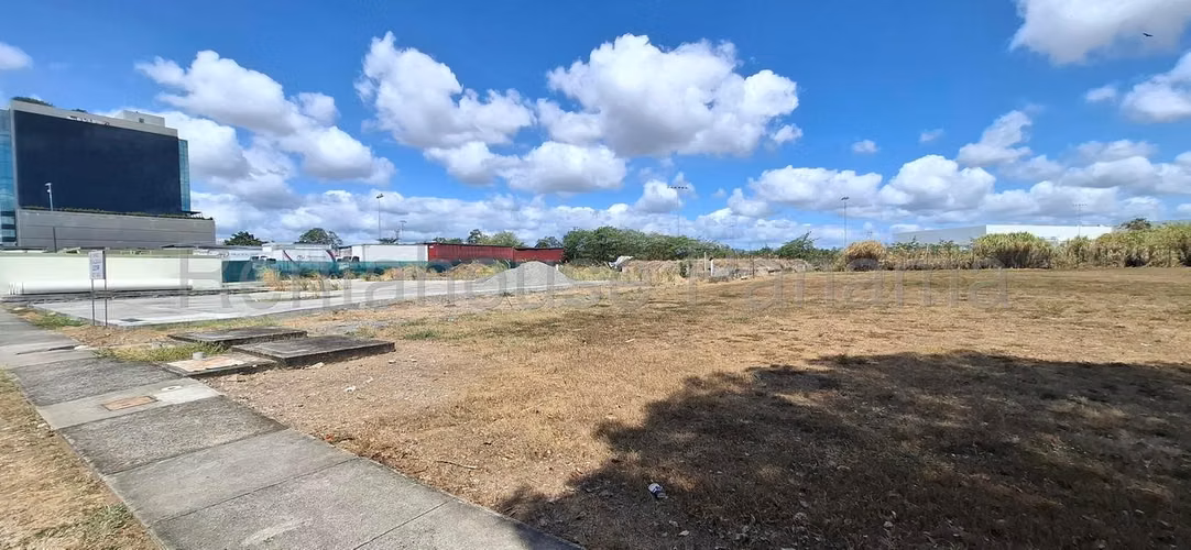 ALQUILO Terreno Plano en Santa Maria Bussines 2521m2