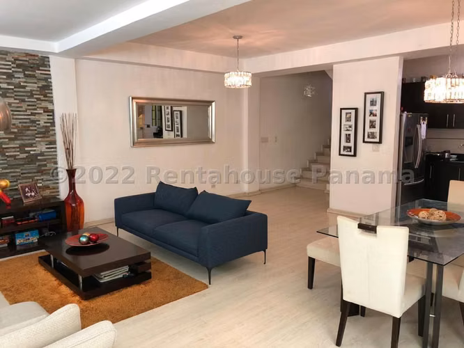 CASA EN VENTA EN ALTOS DE PANAMÁ | MODERNA, REMODELADA Y EN ZONA RESIDENCIAL #25-5615