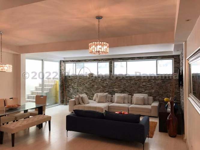 CASA EN VENTA EN ALTOS DE PANAMÁ | MODERNA, REMODELADA Y EN ZONA RESIDENCIAL #25-5615