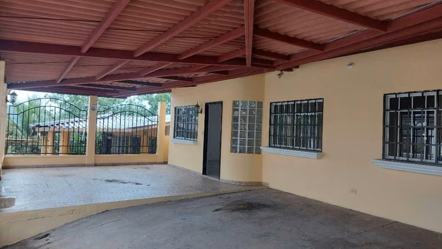SE ALQUILA  AMPLIA  CASA TOTALMENTE  CERCADA PANAMÁ OESTE ARRAIJÁN